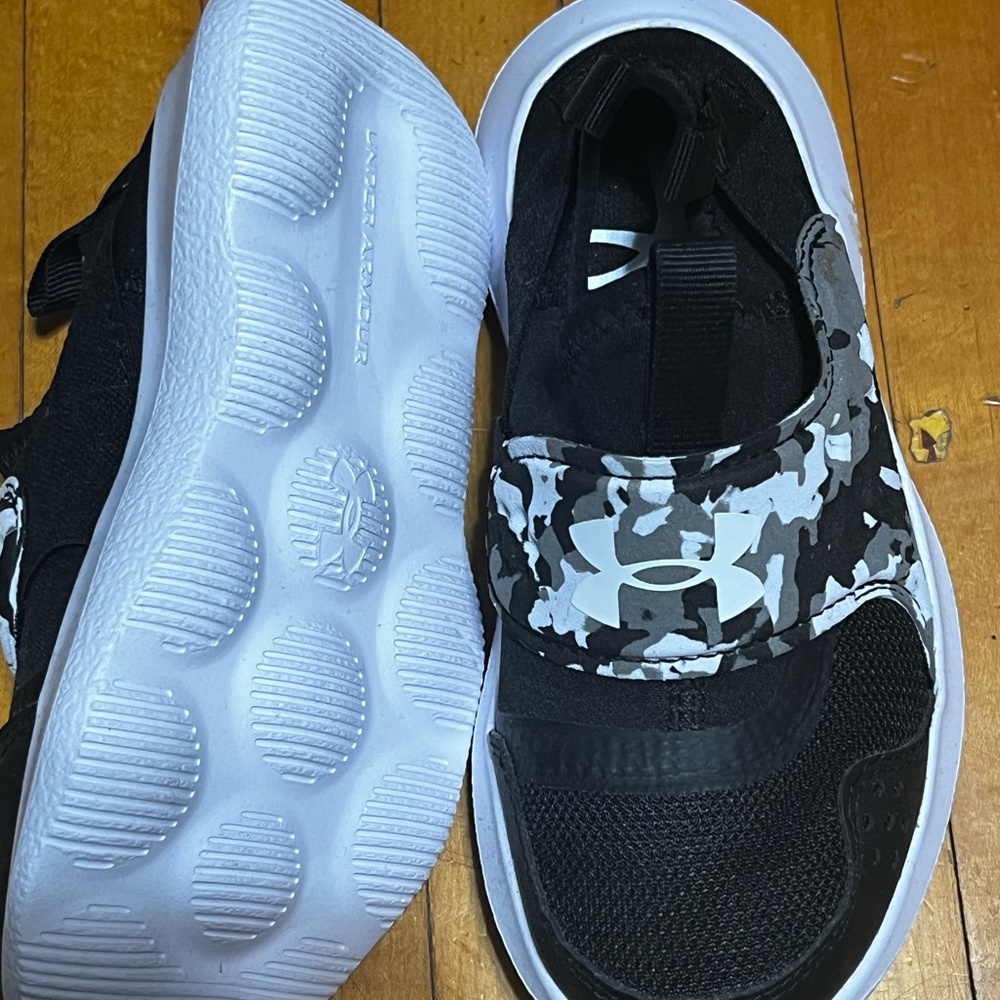 Boys size 11 under armor shoes like new